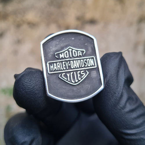 Silver Harley Davidson Ring ( Code : HDClasic) , +- 30 gr weight. Cast in high res high detail sterling silver. Made to order, estimated 4 weeks delivery. Available on Gold 10K, 14K, 18K ( Please contact on Instagram @kronos.rings)